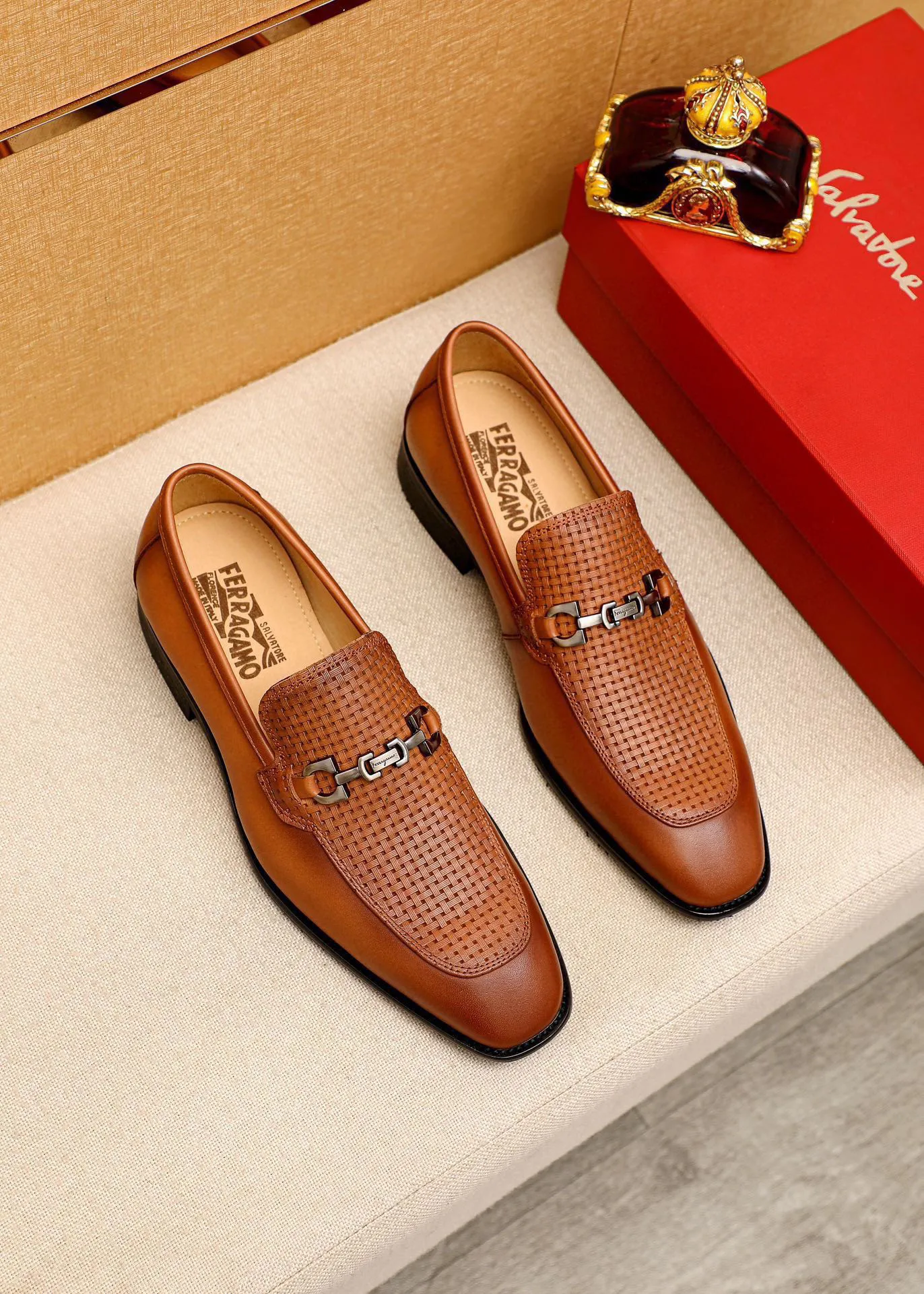 Men's shoes 💰460 💐 Product trademark: Ferragamo "Ferragamo" casual leather shoes Regular size: 38-44 (custom-made for 45🉑️) Product materials: Selected imported first-layer calfskin embossed upper + original hardware buckle, imported water-dyed cowhide leather lining. Strong three-dimensional visual effect, combined outsole Color: 2⃣️colors available